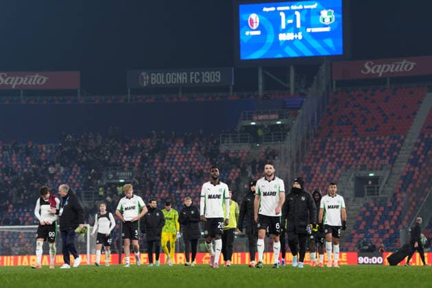 The players of Sassuolo at the end of the Serie A soccer match between Bologna and Sassuolo at the Renato DallÕAra Stadium in Bologna, north Italy - Sunday, December 28, 2025 -  Copyright: xMassimoxPaolone LaPressex
