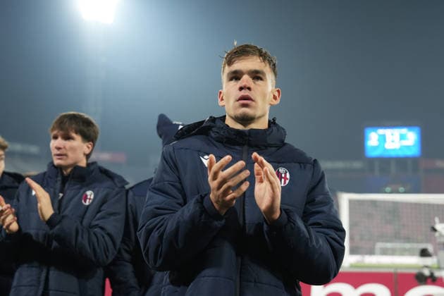 Bologna s Thijs Dallinga greets the fans at the end of the Serie A soccer match between Bologna and Sassuolo at the Renato DallÕAra Stadium in Bologna, north Italy - Sunday, December 28, 2025 -  Copyright: xMassimoxPaolone LaPressex