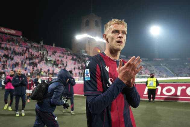 Bologna s Jens Odgaard greets the fans at the end of the Serie A soccer match between Bologna and Sassuolo at the Renato DallÕAra Stadium in Bologna, north Italy - Sunday, December 28, 2025 -  Copyright: xMassimoxPaolone LaPressex