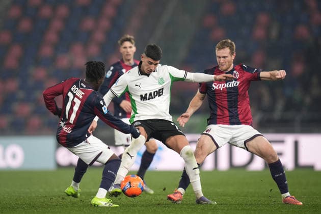 SassuoloÕs Cristian Volpato fights for the ball with Bologna s Jonathan Rowe and Bologna s Tommaso Pobega during the Serie A soccer match between Bologna and Sassuolo at the Renato DallÕAra Stadium in Bologna, north Italy - Sunday, December 28, 2025 -  Copyright: xMassimoxPaolone LaPressex