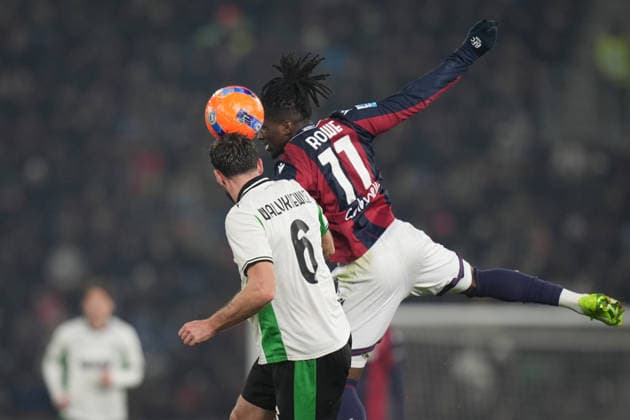Bologna s Jonathan Rowe fights for the ball with SassuoloÕs Sebastian Walukiewicz during the Serie A soccer match between Bologna and Sassuolo at the Renato DallÕAra Stadium in Bologna, north Italy - Sunday, December 28, 2025 -  Copyright: xMassimoxPaolone LaPressex
