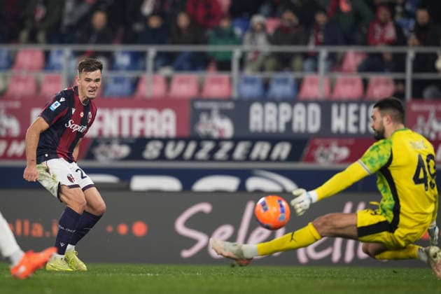 Bologna s Thijs Dallinga fights for the ball with SassuoloÕs goalkeeper Arijanet Muric during the Serie A soccer match between Bologna and Sassuolo at the Renato DallÕAra Stadium in Bologna, north Italy - Sunday, December 28, 2025 -  Copyright: xMassimoxPaolone LaPressex