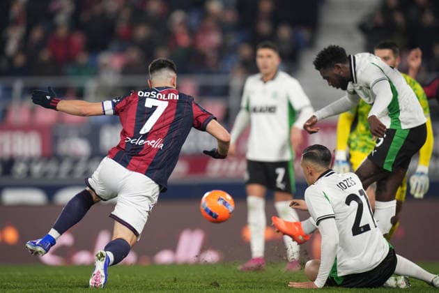 SassuoloÕs Fail Cande fights for the ball with Bologna s Riccardo Orsolini during the Serie A soccer match between Bologna and Sassuolo at the Renato DallÕAra Stadium in Bologna, north Italy - Sunday, December 28, 2025 -  Copyright: xMassimoxPaolone LaPressex