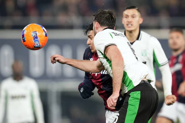 Bologna s Santiago Castro fights for the ball with SassuoloÕs Sebastian Walukiewicz during the Serie A soccer match between Bologna and Sassuolo at the Renato DallÕAra Stadium in Bologna, north Italy - Sunday, December 28, 2025 -  Copyright: xMassimoxPaolone LaPressex
