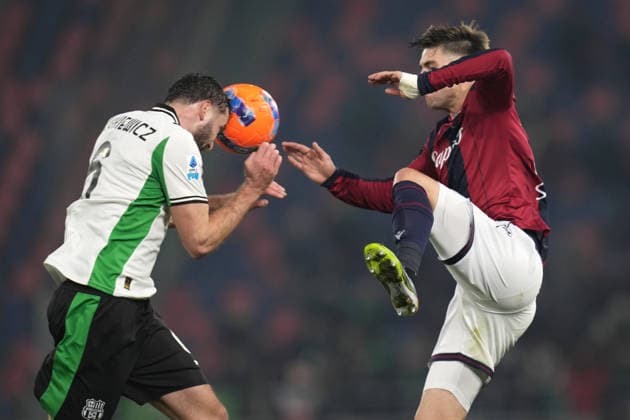 SassuoloÕs Sebastian Walukiewicz fights for the ball with Bologna s Juan Miranda during the Serie A soccer match between Bologna and Sassuolo at the Renato DallÕAra Stadium in Bologna, north Italy - Sunday, December 28, 2025 -  Copyright: xMassimoxPaolone LaPressex
