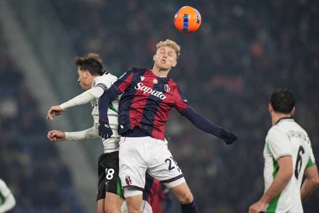 Bologna s Jens Odgaard fights for the ball with Sassuolo™s Nemanja MatiÄ‡ during the Serie A soccer match between Bologna and Sassuolo at the Renato Dall™Ara Stadium in Bologna, north Italy - Sunday, December 28, 2025 -  Copyright: xMassimoxPaolone LaPressex