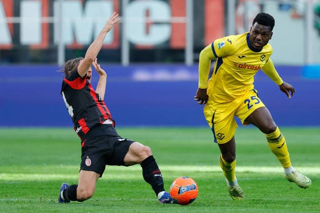 December 28, 2025, Milano, Italy: Daniel Mosquera of Hellas Verona FC and Luka Modric of AC Milan seen in action during the Italian Serie A match between AC Milan and Hellas Verona FC at San Siro Stadium. Final score AC Milan 3:0 Hellas Verona FC Milano Italy - ZUMAs197 20251228_aaa_s197_111 Copyright: xEmanuelexPennnacchiox