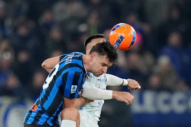 Atalanta™s Berat Djimsiti fights for the ball with Inter Milan™s Lautaro Martinez during the Serie A soccer match between Atalanta and Inter at the New Balance Stadium in Bergamo , north Italy - Sunday , December 28 , 2025. - Soccer .  Copyright: xSpada LaPressex