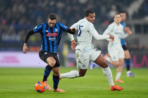 Atalanta™s Davide Zappacosta fights for the ball with Inter Milan s Manuel Akanji during the Serie A soccer match between Atalanta and Inter at the New Balance Stadium in Bergamo , north Italy - Sunday , December 28 , 2025. - Soccer .  Copyright: xSpada LaPressex