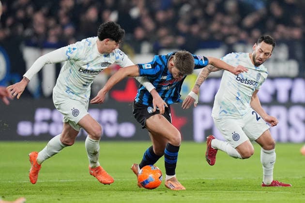 Inter Milan™s Alessandro Bastoni , Inter Milan s Hakan Calhanoglu fights for the ball with Atalanta s Charles De Ketelaere during the Serie A soccer match between Atalanta and Inter at the New Balance Stadium in Bergamo , north Italy - Sunday , December 28 , 2025. - Soccer .  Copyright: xSpada LaPressex