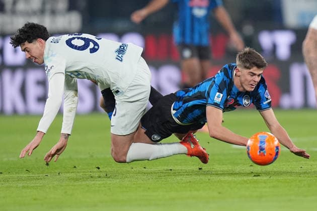 Inter Milan™s Alessandro Bastoni , fights for the ball with Atalanta s Charles De Ketelaere during the Serie A soccer match between Atalanta and Inter at the New Balance Stadium in Bergamo , north Italy - Sunday , December 28 , 2025. - Soccer .  Copyright: xSpada LaPressex