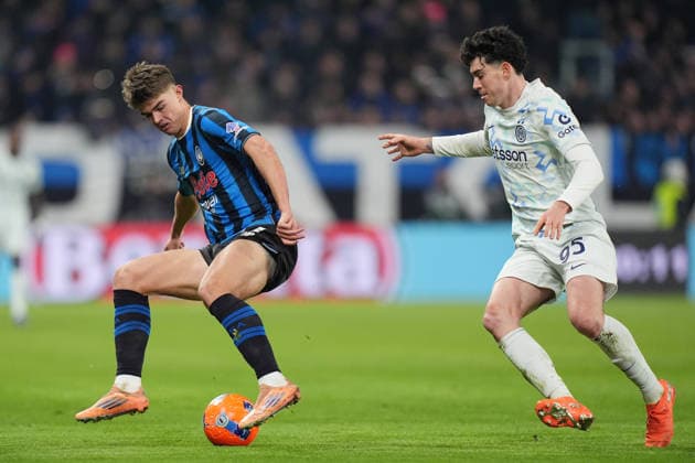 Atalanta s Charles De Ketelaere fights for the ball with Inter Milan™s Alessandro Bastoni during the Serie A soccer match between Atalanta and Inter at the New Balance Stadium in Bergamo , north Italy - Sunday , December 28 , 2025. - Soccer .  Copyright: xSpada LaPressex