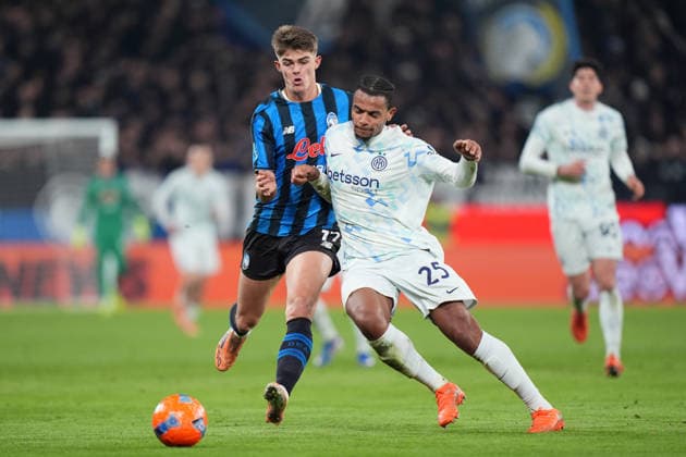 Atalanta s Charles De Ketelaere fights for the ball with Inter Milan s Manuel Akanji during the Serie A soccer match between Atalanta and Inter at the New Balance Stadium in Bergamo , north Italy - Sunday , December 28 , 2025. - Soccer .  Copyright: xSpada LaPressex