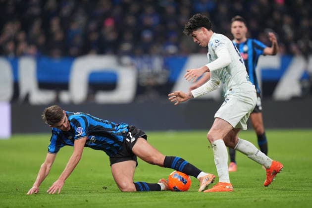 Atalanta s Charles De Ketelaere fights for the ball with Inter Milan™s Alessandro Bastoni during the Serie A soccer match between Atalanta and Inter at the New Balance Stadium in Bergamo , north Italy - Sunday , December 28 , 2025. - Soccer .  Copyright: xSpada LaPressex