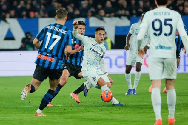 28th December 2025; Gewiss Stadium, Bergamo, Italy, Serie A Football, Atalanta versus Inter Milan; Lautaro Martinez of FC Inter under pressure from Berat Djimsiti of Atalanta BC  EmanuelexPennacchio