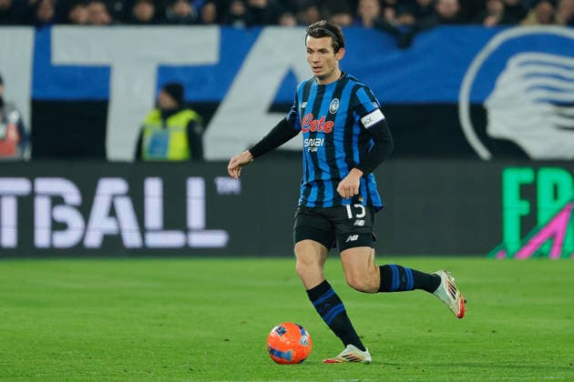 28th December 2025; Gewiss Stadium, Bergamo, Italy, Serie A Football, Atalanta versus Inter Milan; Marten de Roon of Atalanta BC runs with the ball  EmanuelexPennacchio