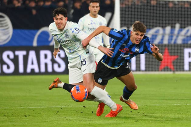 Atalanta BC V FC Internazionale - Serie A Charles De Ketelaere and Alessandro Bastoni play during the Serie A match between Atalanta BC and FC Internazionale in Bergamo, Italy, on December 28, 2025, at New Balance Arena Bergamo Italy  Copyright: xMairoxCinquettix originalFilename:cinquetti-atalanta251228_npQUk.jpg