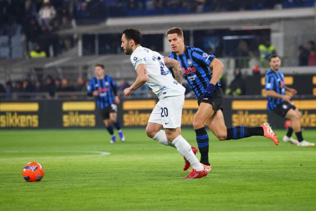 Atalanta BC V FC Internazionale - Serie A Hakan Calhanoglu plays during the Serie A match between Atalanta BC and FC Internazionale in Bergamo, Italy, on December 28, 2025, at New Balance Arena Bergamo Italy  Copyright: xMairoxCinquettix originalFilename:cinquetti-atalanta251228_npbrx.jpg