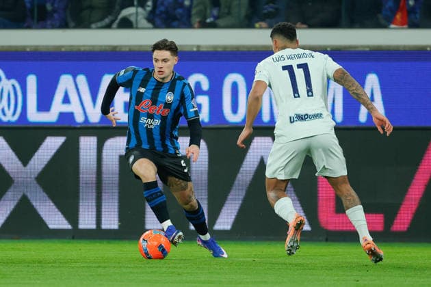 Foto IPP Emanuele Pennacchio Bergamo 28 12 2025 Campionato Calcio Serie A 2025-2026 Atalanta BC - FC Inter Nella foto Nicola Zalewski of Atalanta BC under pressure from Luis Henrique of FC Inter italyphotopress world copyright Bergamo italy Italia ITALY  Copyright: xR4924_italyphotopressx