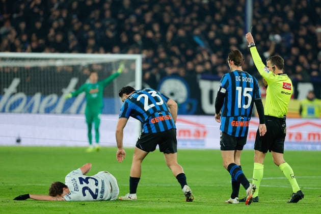 CALCIO - Serie A - Atalanta BC vs Inter - FC Internazionale referee Federico La Penna issues a yellow card to Sead Kolasinac of Atalanta BC during the match of 17th day of the Serie A Championship between Atalanta BC - FC Inter at the New Balance Stadium on 28 December 2025 in Bergamo, BG. during Atalanta BC vs Inter - FC Internazionale, Italian soccer Serie A match in Bergamo, Italy, December 28 2025 Bergamo Italy  Copyright: xIPAxSport ABACAx