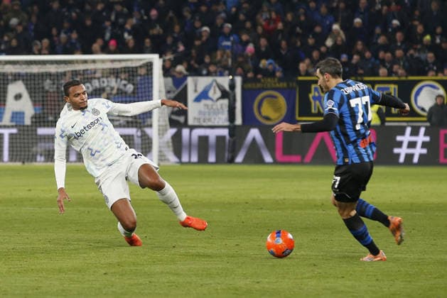 CALCIO - Serie A - Atalanta BC vs Inter - FC Internazionale Manuel Akanji of Inter FC battle for the ball with Davide Zappacosta of Atalanta BC during Atalanta BC vs Internazionale FC, 17Â° Serie A Enilive 2025-26 game at New Balance arena in Bergamo (BG), Italy, on Dicember 28, 2025. Bergamo Italy  Copyright: xIPAxSport ABACAx