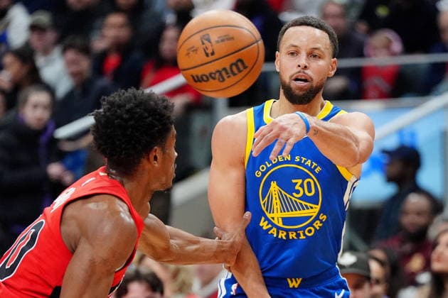 December 28, 2025, Toronto, On, CANADA: Golden State Warriors guard Stephen Curry (30) passes the ball past Toronto Raptors guard Ochai Agbaji (30) during first half NBA, Basketball Herren, USA basketball action in Toronto, Sunday, Dec. 28, 2025. Canada News - December 28, 2025 - ZUMAc35_ 20251228_zaf_c35_002 Copyright: xFrankxGunnx