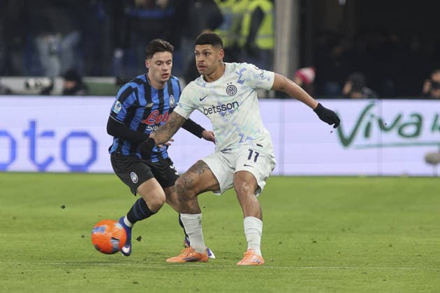 Luis Henrique of Inter FC battle for the ball with Nicola Zalewski of Atalanta BC during Atalanta BC vs Internazionale FC, 17Â° Serie A Enilive 2025-26 game at New Balance arena in Bergamo (BG), Italy, on Dicember 28, 2025.  Copyright: xDavidexCasentini IPAxSportx xipa-agency.netx xx IPA_69526594 IPA_Agency_IPA69526594