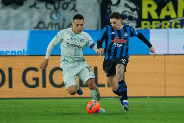 Nicola Zalewski of Atalanta BC under pressure from Lautaro Martinez of FC Inter during the match of 17th day of the Serie A Championship between Atalanta BC - FC Inter at the New Balance Stadium on 28 December 2025 in Bergamo, BG. during Atalanta BC vs Inter - FC Internazionale, Italian soccer Serie A match in Bergamo, Italy, December 28 2025  Copyright: xEmanuelexPennacchio IPAxSportx xipa-agency.netx xx IPA_69526706 IPA_Agency_IPA69526706