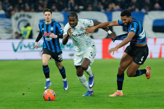 Marcus Thuram of FC Inter under pressure from Isak Hien of Atalanta BC during the match of 17th day of the Serie A Championship between Atalanta BC - FC Inter at the New Balance Stadium on 28 December 2025 in Bergamo, BG. during Atalanta BC vs Inter - FC Internazionale, Italian soccer Serie A match in Bergamo, Italy, December 28 2025  Copyright: xEmanuelexPennacchio IPAxSportx xipa-agency.netx xx IPA_69526716 IPA_Agency_IPA69526716