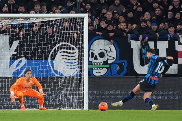 Inter Milan s goalkeeper Yann Sommer , Atalanta s Lazar Samardzic during the Serie A soccer match between Atalanta and Inter at the New Balance Stadium in Bergamo , north Italy - Sunday , December 28 , 2025. - Soccer .  Copyright: xSpada LaPressex