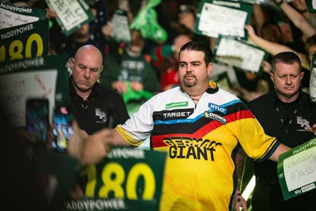 Sport Themen der Woche KW52 Sport Bilder des Tages 28th December 2025, Alexandra Palace, London, England; 2025 PDC Paddy Power World Darts Championship Day Fifteen; Gabriel Clemens greets the fans before his third round match against Luke Humphries  GodfreyxPitt