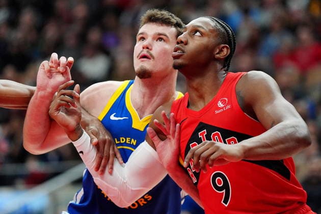 December 28, 2025, Toronto, On, CANADA: Golden State Warriors center Quinten Post (21) and Toronto Raptors forward RJ Barrett (9) watch for the rebound during first half NBA, Basketball Herren, USA basketball action in Toronto, Sunday, Dec. 28, 2025. Canada News - December 28, 2025 - ZUMAc35_ 20251228_zaf_c35_006 Copyright: xFrankxGunnx
