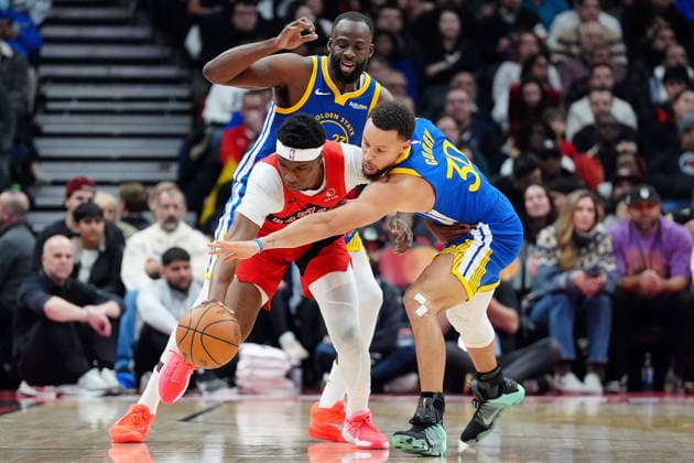 December 28, 2025, Toronto, On, CANADA: Toronto Raptors guard Ja Kobe Walter (14) tries to get the ball past Golden State Warriors guard Stephen Curry (30) and teammate Draymond Green (23) during first half NBA, Basketball Herren, USA basketball action in Toronto, Sunday, Dec. 28, 2025. Canada News - December 28, 2025 - ZUMAc35_ 20251228_zaf_c35_008 Copyright: xFrankxGunnx