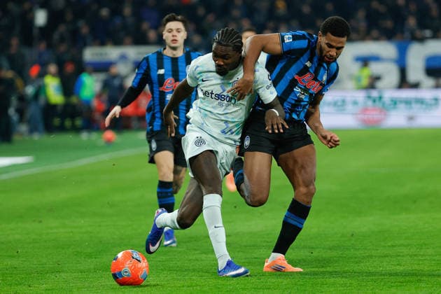 CALCIO - Serie A - Atalanta BC vs Inter - FC Internazionale Marcus Thuram of FC Inter under pressure from Isak Hien of Atalanta BC during the match of 17th day of the Serie A Championship between Atalanta BC - FC Inter at the New Balance Stadium on 28 December 2025 in Bergamo, BG. during Atalanta BC vs Inter - FC Internazionale, Italian soccer Serie A match in Bergamo, Italy, December 28 2025 Bergamo Italy  Copyright: xIPAxSport ABACAx