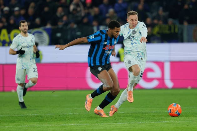 Foto IPP Emanuele Pennacchio Bergamo 28 12 2025 Campionato Calcio Serie A 2025-2026 Atalanta BC - FC Inter Nella foto Davide Frattesi of FC Inter under pressure from Isak Hien of Atalanta BC italyphotopress world copyright Bergamo italy Italia ITALY  Copyright: xR4924_italyphotopressx