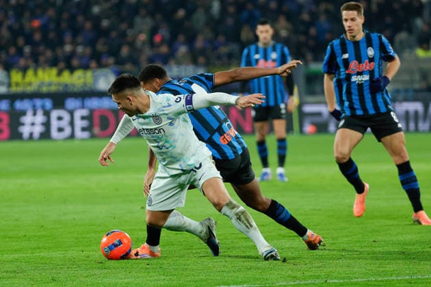 28th December 2025; Gewiss Stadium, Bergamo, Italy, Serie A Football, Atalanta versus Inter Milan; Lautaro Martinez of FC Inter under pressure from Isak Hien of Atalanta BC  EmanuelexPennacchio