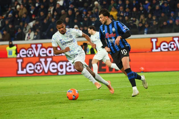 Atalanta BC V FC Internazionale - Serie A Lazar Samardzic and Andy Diouf are in action during the Serie A match between Atalanta BC and FC Internazionale in Bergamo, Italy, on December 28, 2025, at New Balance Arena Bergamo Italy  Copyright: xMairoxCinquettix originalFilename:cinquetti-atalanta251228_np8ux.jpg