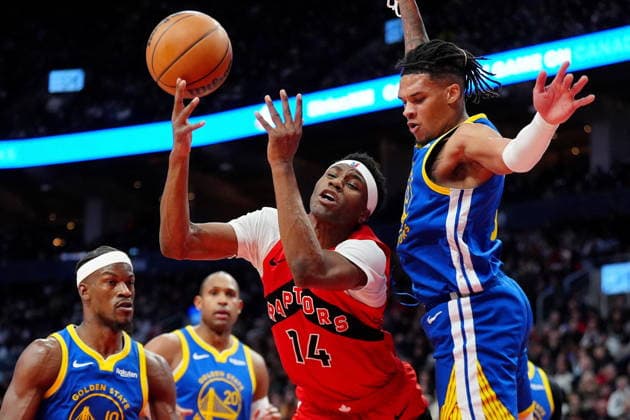 December 28, 2025, Toronto, On, CANADA: Toronto Raptors guard Ja Kobe Walter (14) gets fouled by Golden State Warriors guard Will Richard (3) as teammate Jimmy Butler III (10) looks on during second half NBA, Basketball Herren, USA basketball action in Toronto, Sunday, Dec. 28, 2025. Canada News - December 28, 2025 - ZUMAc35_ 20251228_zaf_c35_014 Copyright: xFrankxGunnx
