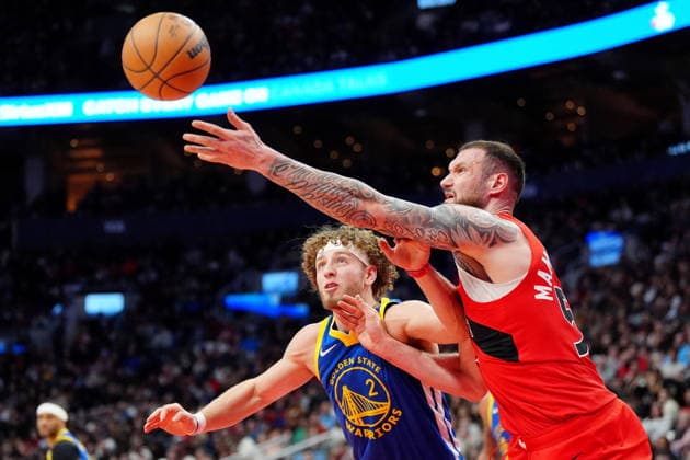 December 28, 2025, Toronto, On, CANADA: Toronto Raptors forward Sandro Mamukelashvili (54) gets the rebound over Golden State Warriors guard Brandin Podziemski (2) during second half NBA, Basketball Herren, USA basketball action in Toronto, Sunday, Dec. 28, 2025. Canada News - December 28, 2025 - ZUMAc35_ 20251228_zaf_c35_015 Copyright: xFrankxGunnx
