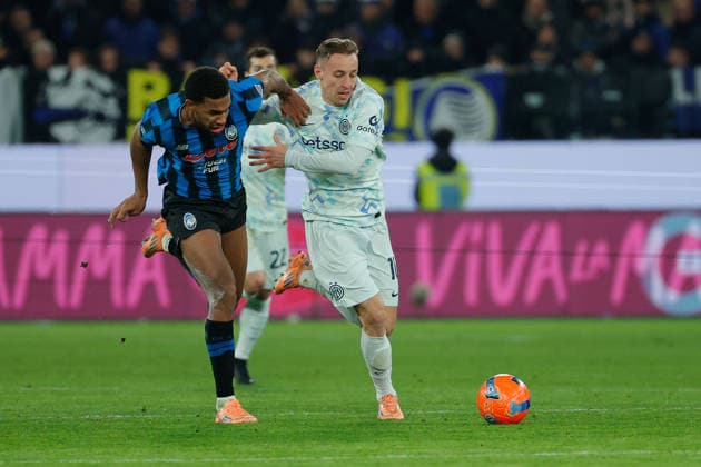 Davide Frattesi of FC Inter under pressure from Isak Hien of Atalanta BC during the match of 17th day of the Serie A Championship between Atalanta BC - FC Inter at the New Balance Stadium on 28 December 2025 in Bergamo, BG. during Atalanta BC vs Inter - FC Internazionale, Italian soccer Serie A match in Bergamo, Italy, December 28 2025  Copyright: xEmanuelexPennacchio IPAxSportx xipa-agency.netx xx IPA_69528917 IPA_Agency_IPA69528917
