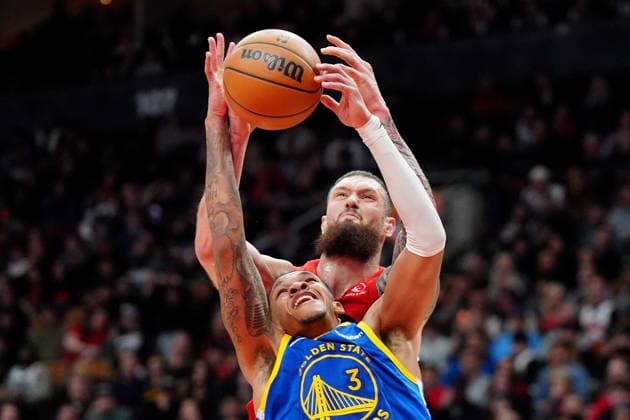 December 28, 2025, Toronto, On, CANADA: Toronto Raptors forward Sandro Mamukelashvili (54) challenges Golden State Warriors guard Will Richard (3) for the rebound during second half NBA, Basketball Herren, USA basketball action in Toronto, Sunday, Dec. 28, 2025. Canada News - December 28, 2025 - ZUMAc35_ 20251228_zaf_c35_017 Copyright: xFrankxGunnx