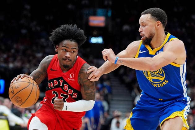 December 28, 2025, Toronto, On, CANADA: Toronto Raptors guard Jamal Shead (23) tries to drive past Golden State Warriors guard Stephen Curry (30) during second half NBA, Basketball Herren, USA basketball action in Toronto, Sunday, Dec. 28, 2025. Canada News - December 28, 2025 - ZUMAc35_ 20251228_zaf_c35_018 Copyright: xFrankxGunnx