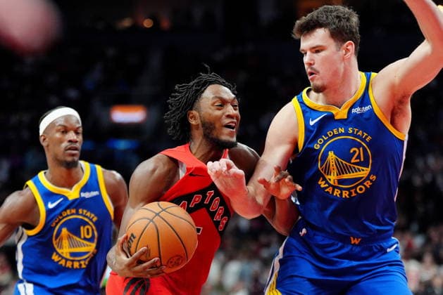 December 28, 2025, Toronto, On, CANADA: Toronto Raptors guard Immanuel Quickley (5) gets fouled on the way to the hoop by Golden State Warriors center Quinten Post (21) during overtime NBA, Basketball Herren, USA basketball action in Toronto, Sunday, Dec. 28, 2025. Canada News - December 28, 2025 - ZUMAc35_ 20251228_zaf_c35_021 Copyright: xFrankxGunnx