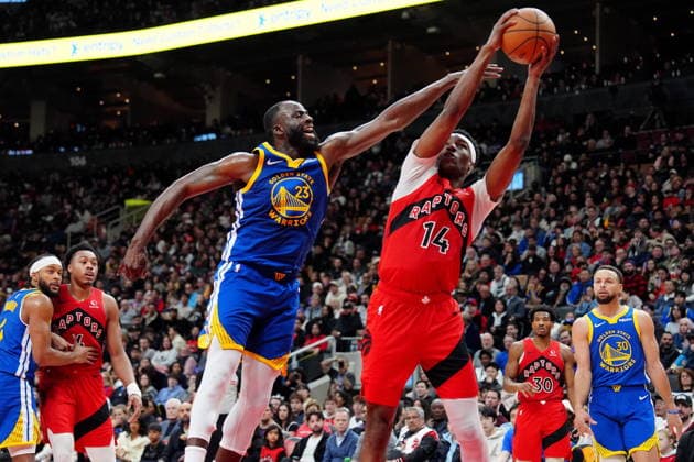 December 28, 2025, Toronto, On, CANADA: Golden State Warriors forward Draymond Green (23) tries to take the ball from Toronto Raptors guard Ja Kobe Walter (14) during second half NBA, Basketball Herren, USA basketball action in Toronto, Sunday, Dec. 28, 2025. Canada News - December 28, 2025 - ZUMAc35_ 20251228_zaf_c35_024 Copyright: xFrankxGunnx