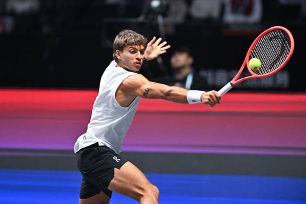 Sport Themen der Woche KW52 Sport Bilder des Tages SHENZHEN, CHINA - DECEMBER 28: Flavio Cobolli of Italy returns a shot in the Men s Singles match against Andrey Rublev on day 3 of the 2025 World Tennis Continental Cup at Shenzhen Universiade Center on December 28, 2025 in Shenzhen, Guangdong Province of China.  Copyright: xVCGx 111612362578