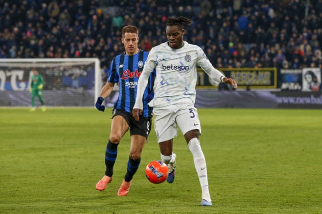 CALCIO - Serie A - Atalanta BC vs Inter - FC Internazionale Yann Aurel Bisseck of Inter FC competes for the ball with Mario Pasalic of Atalanta BC during Atalanta BC vs Internazionale FC, 17Â° Serie A Enilive 2025-26 game at New Balance arena in Bergamo (BG), Italy, on Dicember 28, 2025. Bergamo Italy  Copyright: xIPAxSport ABACAx