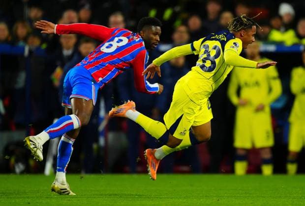 Jefferson Lerma of Crystal Palace fouls Wilson Odobert of Tottenham Hotspur Crystal Palace v Tottenham Hotspur, Premier League, Football, Selhurst Park, London, UK - 28 Dec 2025London Selhurst Park United Kingdom EDITORIAL USE ONLY No use with unauthorised audio, video, data, fixture lists, club league logos or live services. Online in-match use limited to 120 images, no video emulation. No use in betting, games or single club league player publications. Copyright: xJavierxGarcia Shutterstockx 16213167go