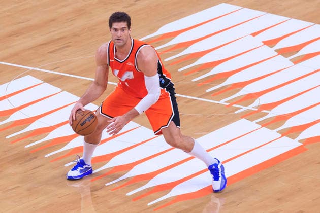 December 28, 2025, Inglewood, California, USA: Brook Lopez 11 of the Los Angeles Clippers during their 2025 NBA, Basketball Herren, USA regular season game against the Detroit Pistons on Sunday December 28, 2025 at Intuit Dome Arena in Inglewood, California. JAVIER ROJAS PI Inglewood USA - ZUMAp124 20251228_zaa_p124_005 Copyright: xJavierxRojasx