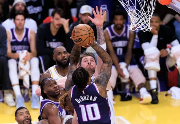 December 28, 2025, Los Angeles, California, USA: Luka Doncic 77 of the Los Angeles Lakers blocks a shot from DeMar DeRozan 10 of the Sacramento Kings during their regular season NBA, Basketball Herren, USA game on Sunday December 28, 2025 at Crypto.com Arena in Los Angeles, California. Lakers lose to Rockets, 96-119. ARIANA RUIZ PI Los Angeles USA - ZUMAp124 20251228_zaa_p124_017 Copyright: xArianaxRuizx