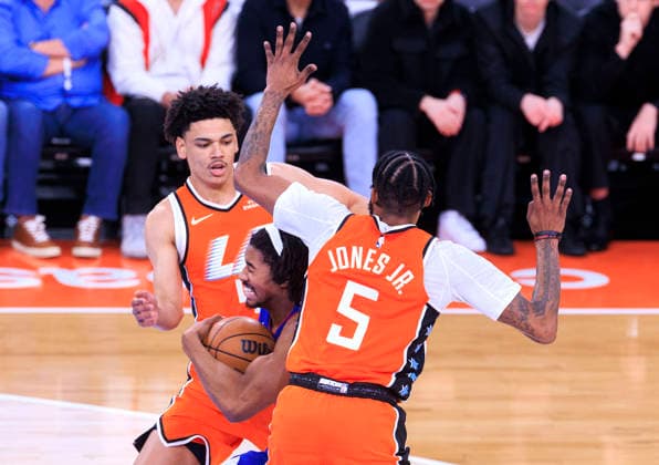 December 28, 2025, Inglewood, California, USA: Jaden Ivey 23 of the Detroit Pistons drives past Yanic Konan Niederhauser 14 and Derrick Jones Jr. 5 of the Los Angeles Clippers during their 2025 NBA, Basketball Herren, USA regular season game on Sunday December 28, 2025 at Intuit Dome Arena in Inglewood, California. JAVIER ROJAS PI Inglewood USA - ZUMAp124 20251228_zaa_p124_020 Copyright: xJavierxRojasx
